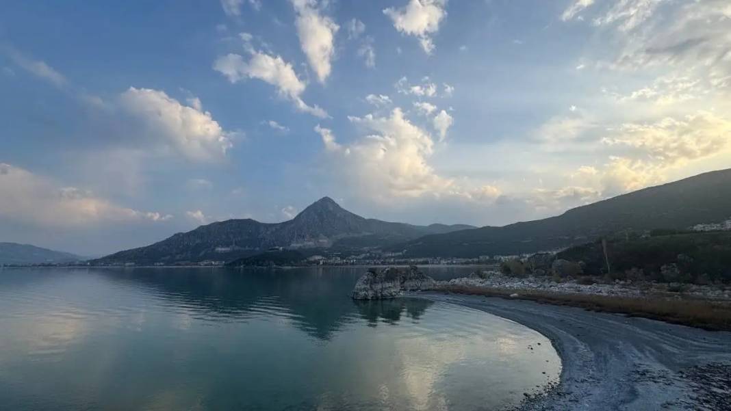 Eğirdir Gölü’nde Gizemli Olay: Çakmakla Kayalar Alev Aldı! 2